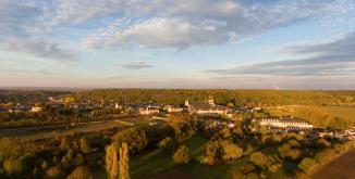 Image drone de Fontevraud©N. Van Ingen_propriété du Parc naturel régional utilisation interdite