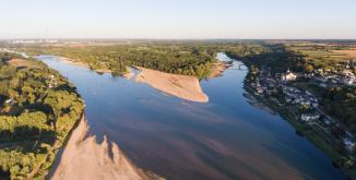 vue aérienne du paysage de la confluence de la Loire et de la Vienne. On y aperçoit le village de Candes-Saint-Martin