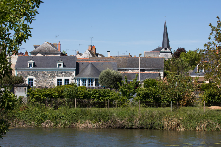village de Brain-sur-l'Authion : vue sur les maisons et sur la rivière l'Authion