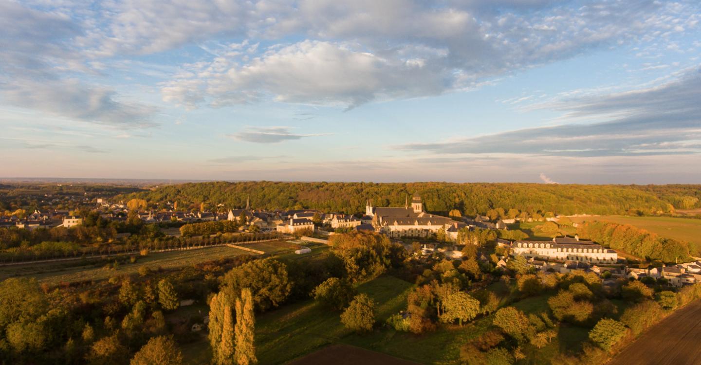 Image drone de Fontevraud©N. Van Ingen_propriété du Parc naturel régional utilisation interdite