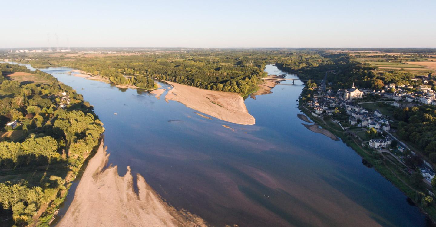 vue aérienne du paysage de la confluence de la Loire et de la Vienne. On y aperçoit le village de Candes-Saint-Martin