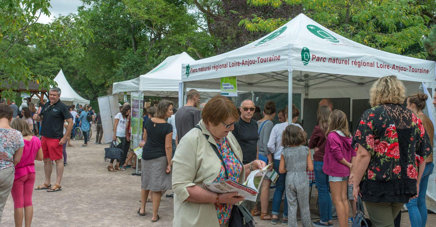 groupe de personnes dans un contexte festif à la Fête du Parc naturel régional Loire à Doué-la-Fontaine