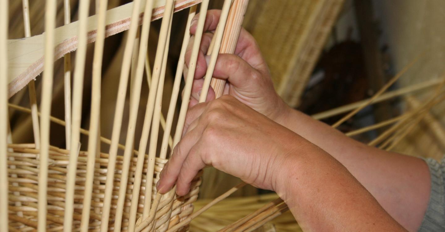 Artisan vannier au travail, à Villaines-les-Rochers