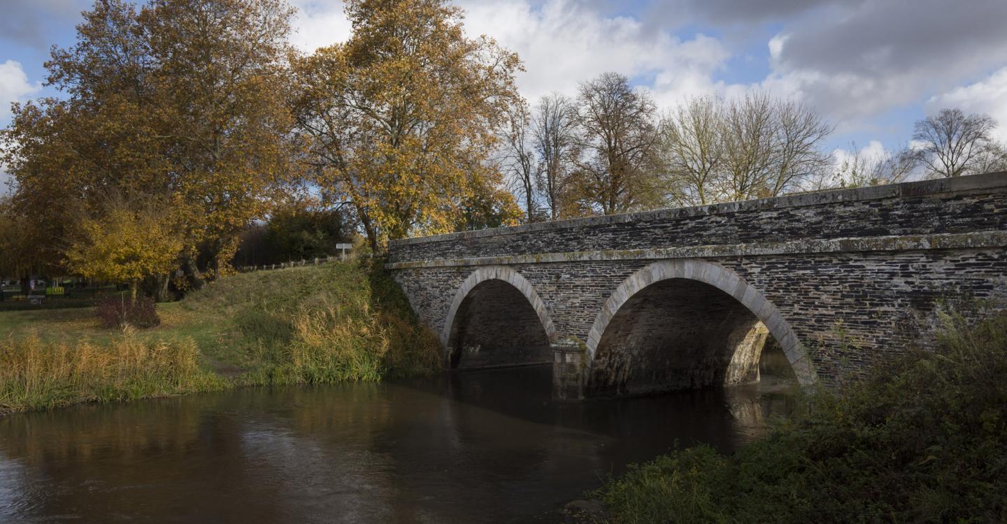 Pont d'ardoises à Corné©N. Van Ingen_propriété du Parc naturel régional utilisation interdite