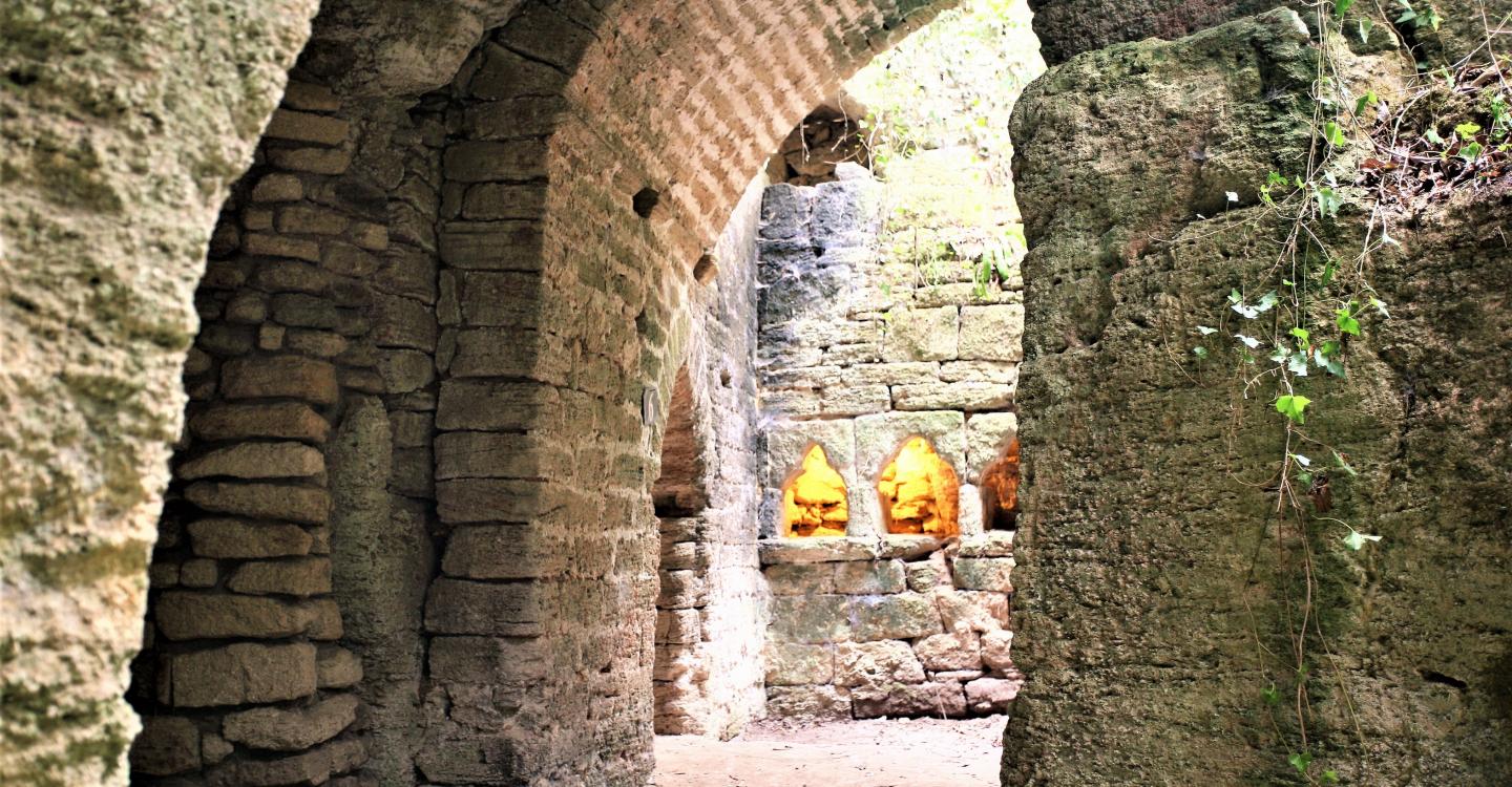 Trtoglodyte et sarcophages