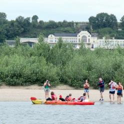 Canoës devant les caves Gratien et Meyer