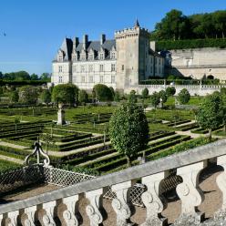 Vue sur le château et les jardins