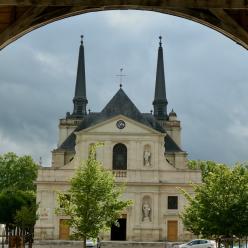 Église de Richelieu vue des halles