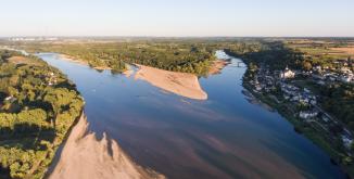 vue aérienne du paysage de la confluence de la Loire et de la Vienne. On y aperçoit le village de Candes-Saint-Martin