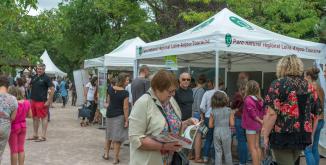 groupe de personnes dans un contexte festif à la Fête du Parc naturel régional Loire à Doué-la-Fontaine