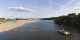 Pêche au filet barrage©N. Van Ingen_propriété du Parc naturel régional utilisation interdite