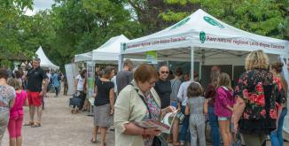 groupe de personnes dans un contexte festif à la Fête du Parc naturel régional Loire à Doué-la-Fontaine