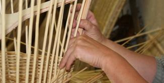 Artisan vannier au travail, à Villaines-les-Rochers