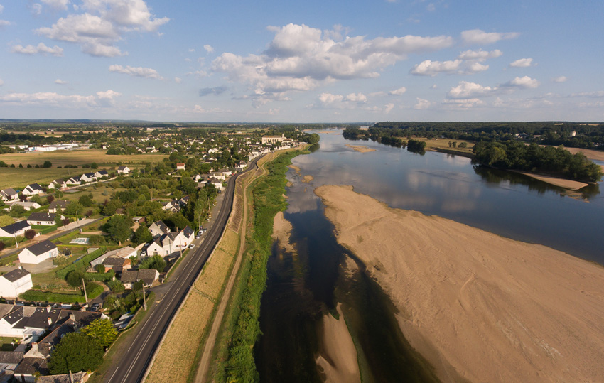 vue sur la levée de la Loire et au loin la commune de Saint-Clément-des-Levées