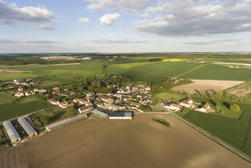 village dans le richelais entouré de champs de céréales