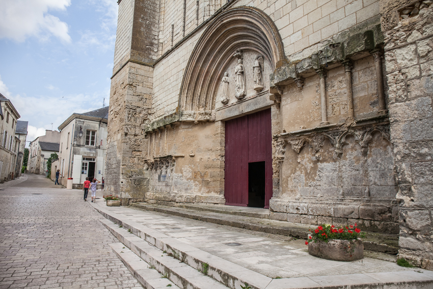 vue sur le tympan de la collégiale du Puy-Notre-Dame