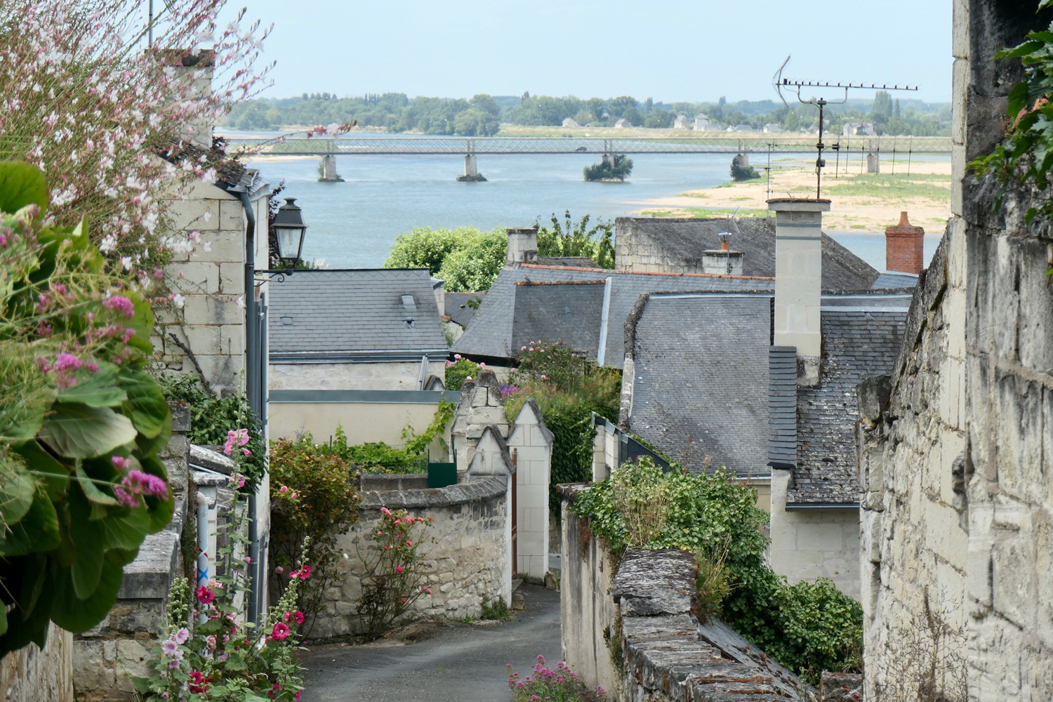 Vue sur la Loire depuis les ruelles de Montsoreau